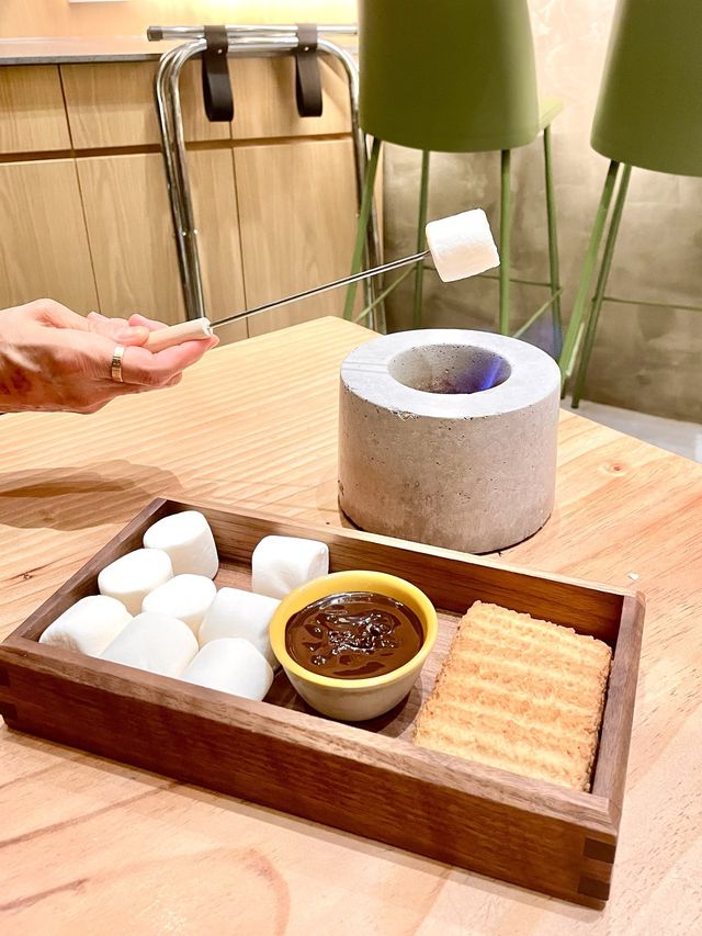 旺角 露營主題打卡西餐 營火烤魚棉花糖