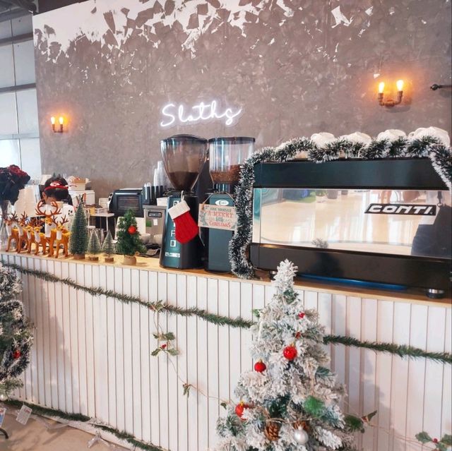 จิบกาแฟกับวิวทะเล @ Sloths Cafe พัทยา