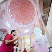 【マレーシア🇲🇾/おとぎ話に出てきそうな可愛らしいピンク色のモスク🕌✨】