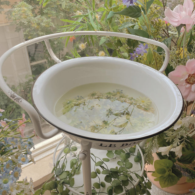 신비로운 연못을 마주한 듯한 ‘찹찹’