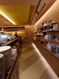 จิบกาแฟ แลรถไฟฟ้า