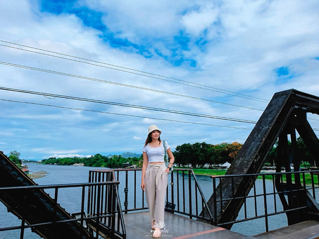 เที่ยวชม สะพานข้ามแม่น้ำแคว กาญจนบุรี