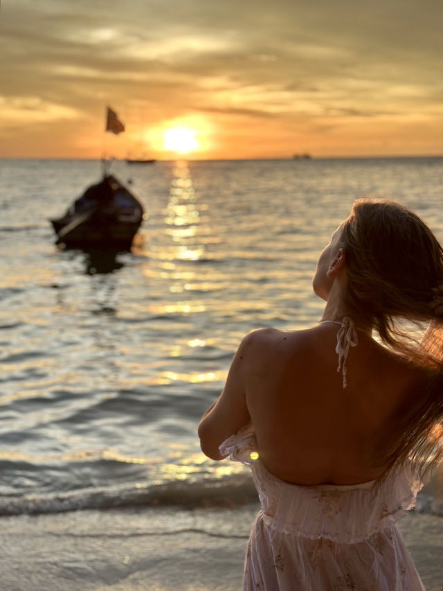 Sunset at Sairee Beach, Koh Tao 🔥