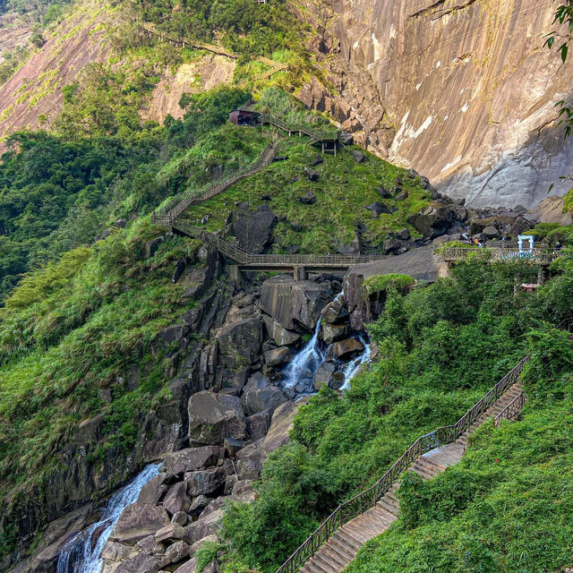 巖山：風光明媚的自然寶庫 ⛰️🌄