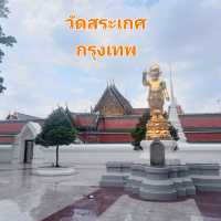 วัดสระเกศ วัดที่มีถ้ำและภูเขาจำลอง กลางกรุงเทพ✨️
