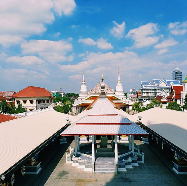 泰國曼谷標誌性皇家古跡寺廟景點:Wat Phitchaya Yatikaram Worawihan，雄偉白色巨塔，適合打卡拍照📸。