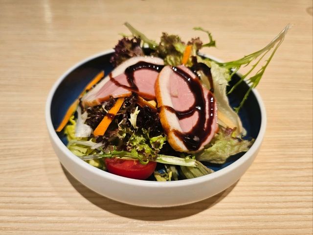 機場新酒店大堂酒廊的休閒晚餐