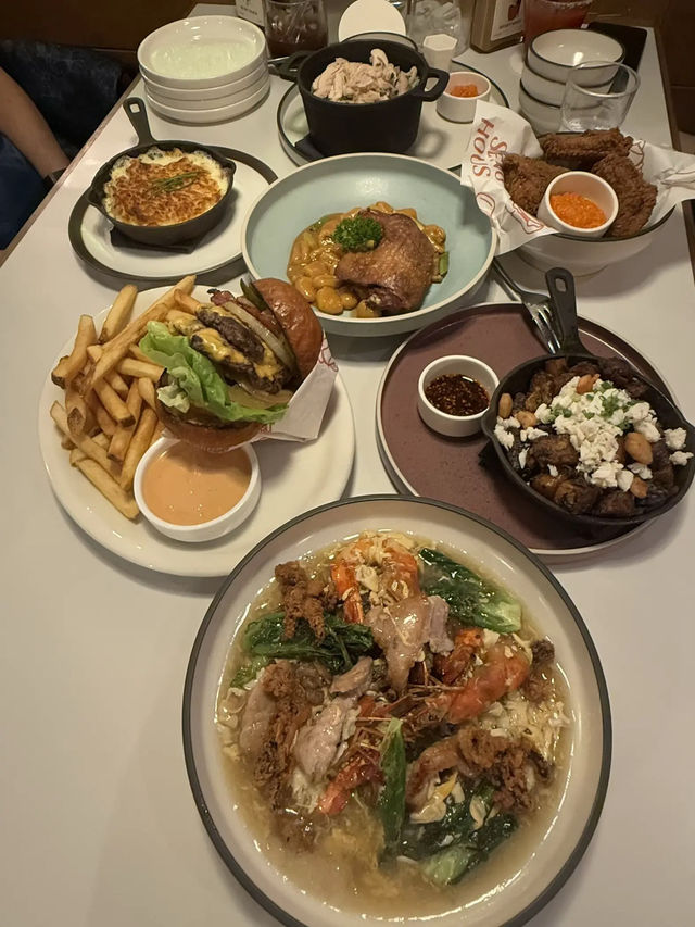vibey cafe with unique hainanese dishes!!! 🍸🍃✨