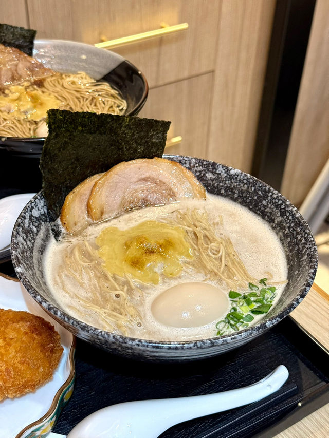 有紅葉小庭院佈置嘅和食屋🍁