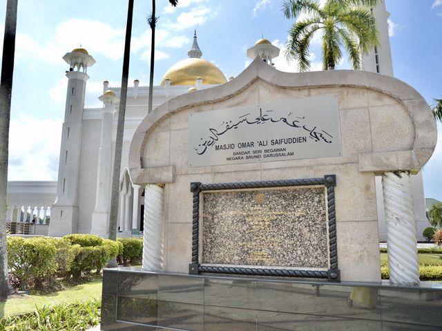 Majestic Omar Ali Saifuddien Mosque🕌