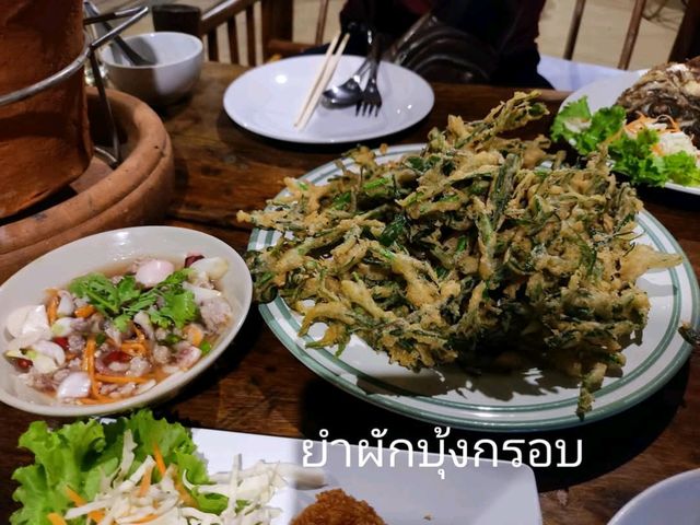 พามาทานหมูจุ่ม บรรยากาศบ้านไม้กลางท้องนา