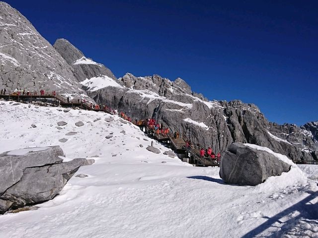 玉龍十三峰，險奇美秀，雲南納西族人的神山