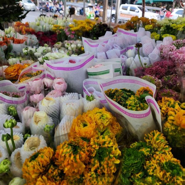 ปากคลองตลาด: ดอกไม้บานกลางกรุง 