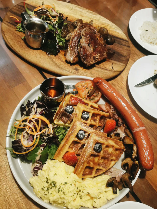 Knots Cafe & Living