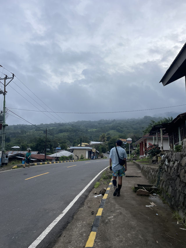A Walk Around Moni: The Charming Gateway to Kelimutu 🚶‍♂️🌿 