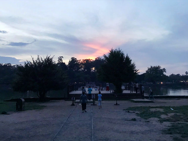 Angkor Wat Sunset: A Golden Farewell & Full Moon Magic