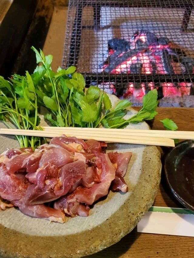地鶏を炭火で焼いていただく