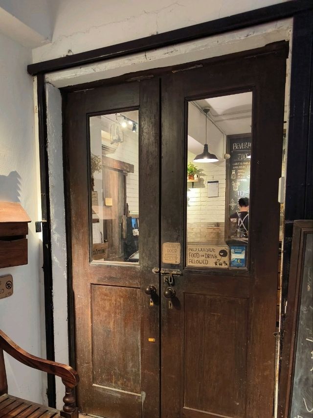 A Cozy Café Escape in Little City 