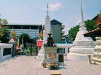 泰國曼谷市中心著名地標性寺廟景點：印卓威漢寺，十四世紀古跡寺廟，32米高金色雕像，適合打卡拍照📸冥想
