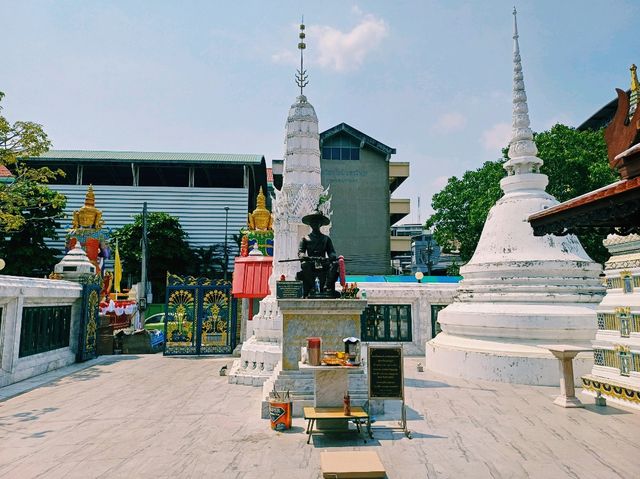 泰國曼谷市中心著名地標性寺廟景點：印卓威漢寺，十四世紀古跡寺廟，32米高金色雕像，適合打卡拍照📸冥想