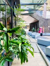 Pokok: Springtime Lush Green Cafe