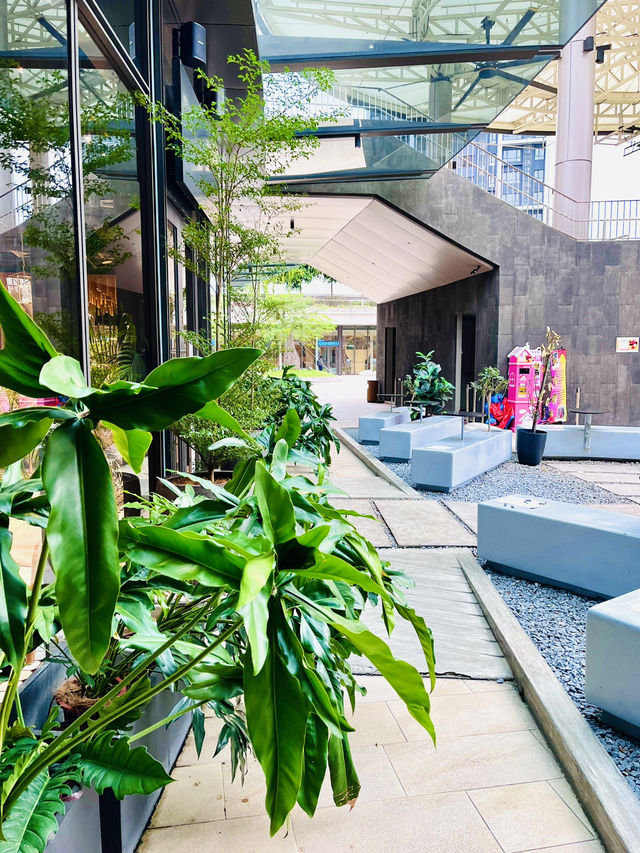 Pokok: Springtime Lush Green Cafe
