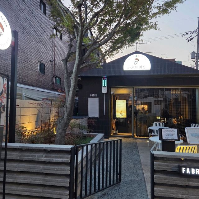 감성 넘치는 가게가 많은 골목 데이트 '용리단길'