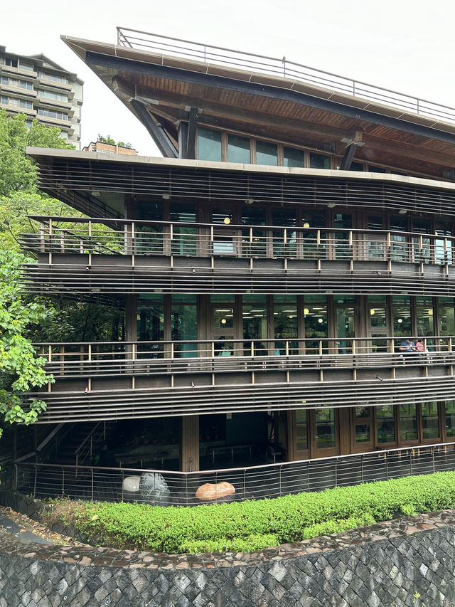Green library in Taipei: prettiest library!