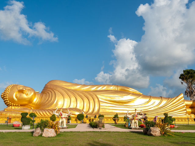 🌊🏰 SONGKHLA WEEKEND ESCAPE: Where Lakeside Charm Meets Coastal Adventures!