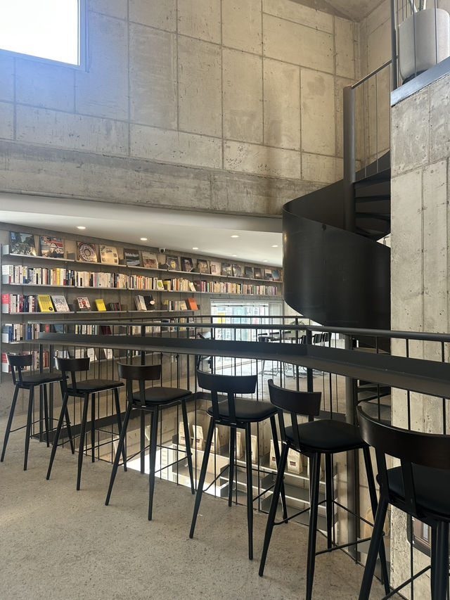 경남 고성의 감각적인 북카페 찾는다면 퍼슈어리! ☕️