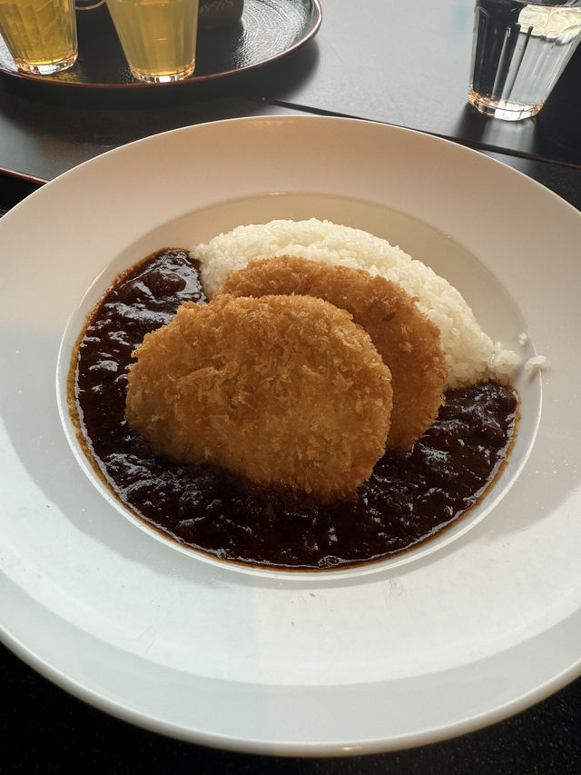  大涌谷駅の食堂で名物カレーと地ビールを堪能！