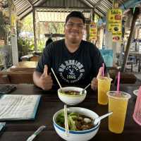 ก๋วยเตี๋ยวมุมโค้ง ร้านดังจังหวัดอ่างทอง