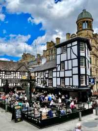 Beautiful square where you can hear the atmosphere of old England
