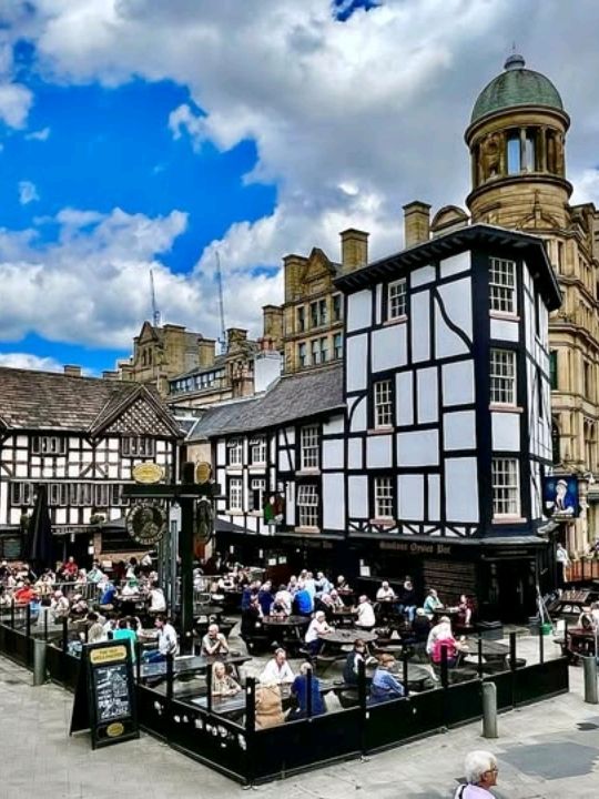 Beautiful square where you can hear the atmosphere of old England