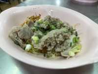 Bangkok’s Pork Noodle Gem: Rung Rueang Delivers Big on Flavor