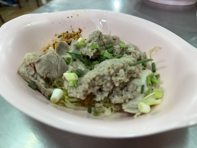 Bangkok’s Pork Noodle Gem: Rung Rueang Delivers Big on Flavor