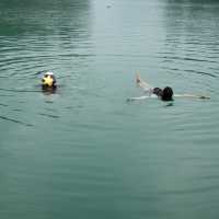 ที่พักเขื่อนเชี่ยวหลาน เล่นน้ำจอยๆ ที่แพภูผาวารี