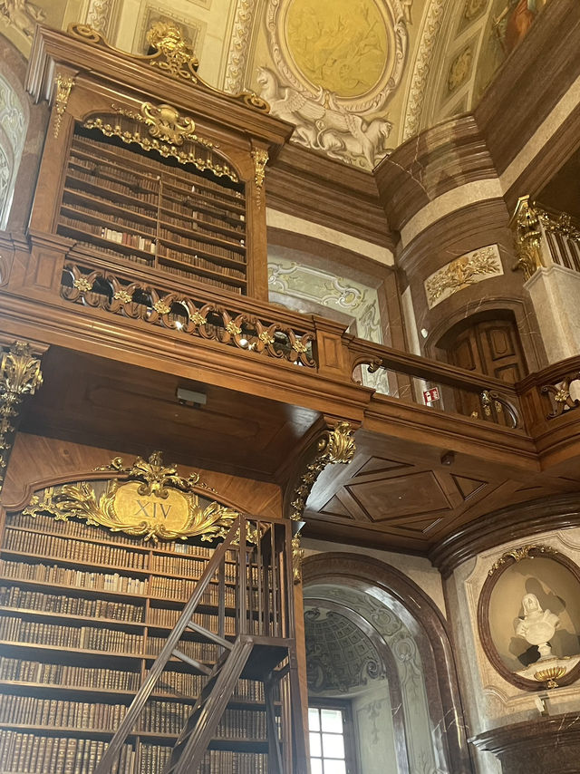 【オーストリア🇦🇹世界遺産の図書館】