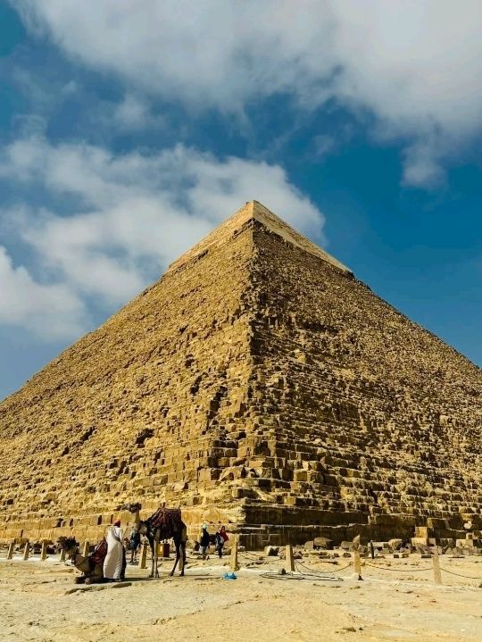 「ギザの大ピラミッド」—時を超えた古代の奇跡に圧倒される