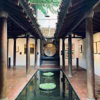 「シーマ・マラカヤ」—湖上に浮かぶ静寂の仏教寺院