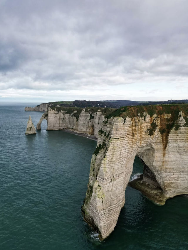  🌊自然が創り出した芸術！エトルタの断崖で絶景に包まれる旅