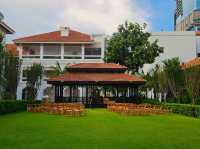 Strolling around the colonial buildings of Raffles Hotel