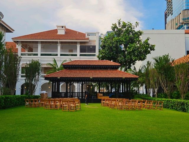 Strolling around the colonial buildings of Raffles Hotel