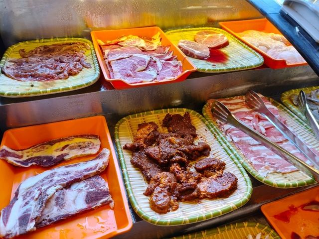 🍢成都-炭悅自助燒烤｜68元吃到飽，肉品新鮮選擇多，還有超萌店貓陪吃！
