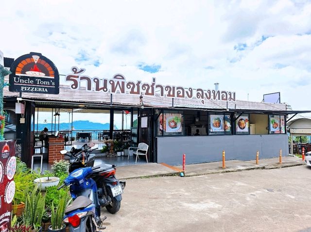ร้านพิซซ่าท่ามกลางวิวภูเขา