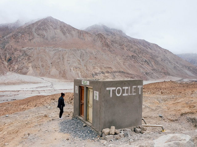 Along the way to PANGONG lake 🚌🌿❄️