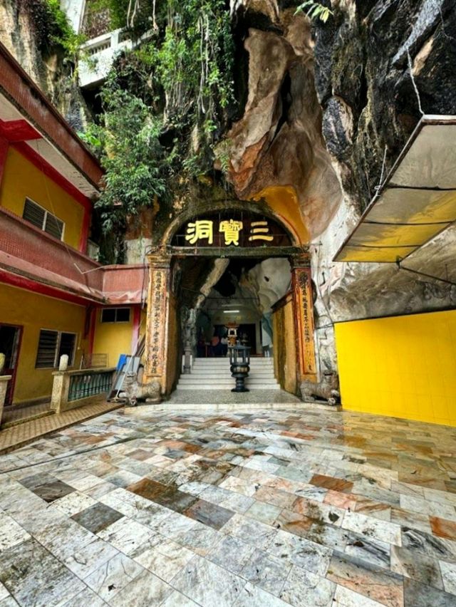 Sam poh Tong Temple