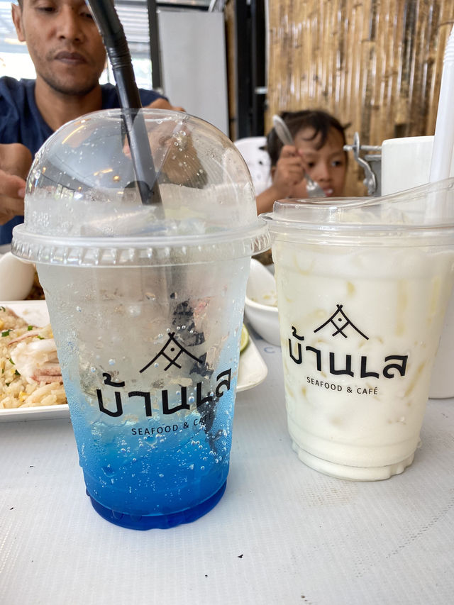 บ้านเล Seafood & Café