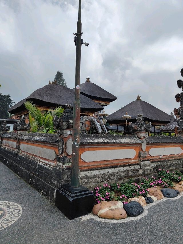 🌺 Ceremonial Reflections: A Walk Through Ulun Danu Beratan Park