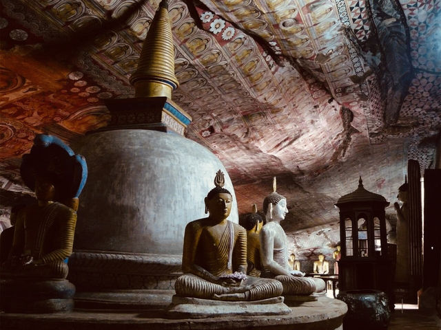 🏯✨ *Temple of the Sacred Tooth Relic (Sri Dalada Maligawa): Kandy’s Holiest Buddhist Shrine* 🦷🌸